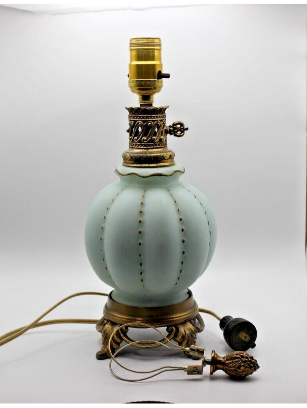 VINTAGE BRASS FOOTED GREEN GLASS TABLE LAMP FINIAL TOP 18” TALL F128 EMBOSSED